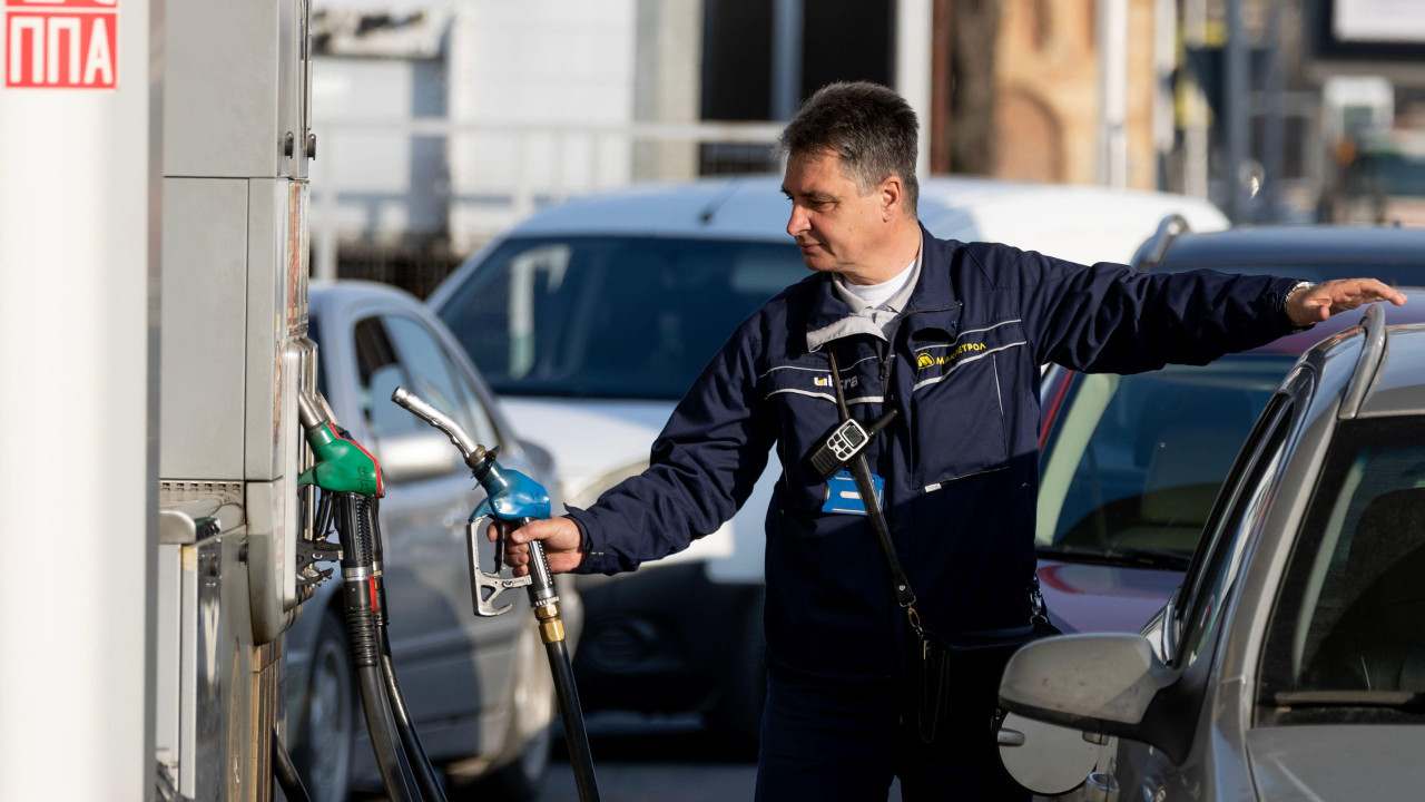 muškarac sipa benzin na benzinskoj pumpi
