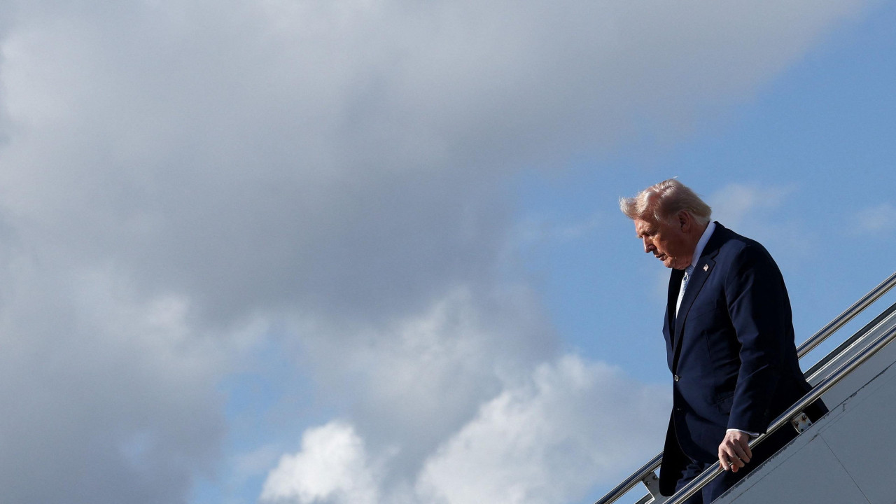 Donald Tramp izlazi iz aviona