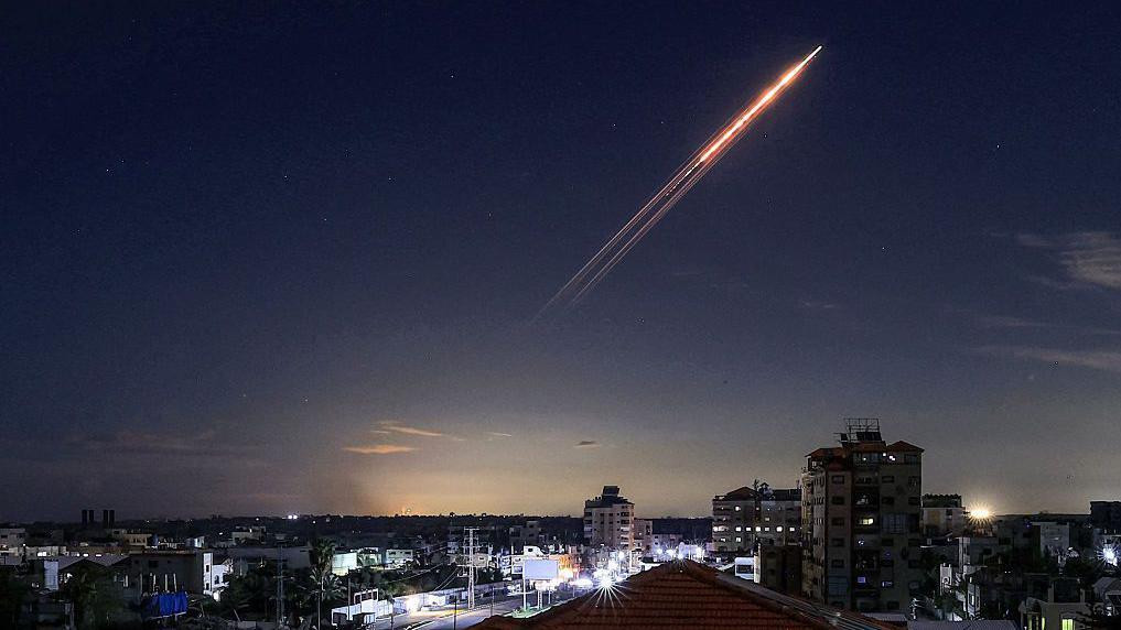 Raketa lansirana iz Irana snimljena je na nebu iz kampa Burejdž za palestinske izbeglice u centralnom delu Pojasa Gaze