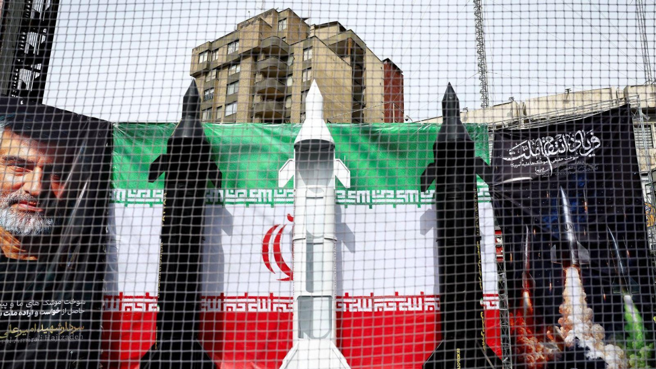 makete iranskih raketa izložene su na ulici u Teheranu, usred američko-izraelskog sukoba sa Iranom