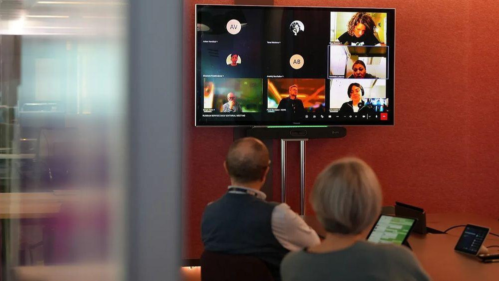 Londonska i moskovska redakcija BBC-ja na ruskom povezuju se za jutarnji urednički sastanak