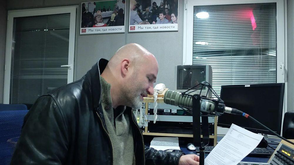 muškarac u radijskom studiju BBC-ja, radijski voditelj