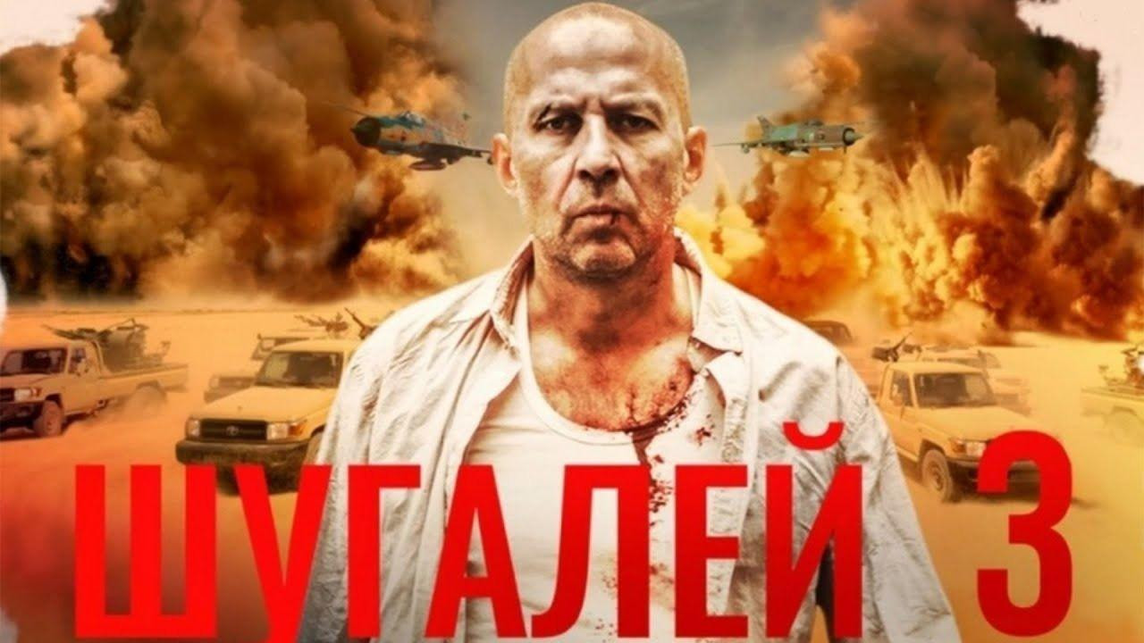 Muškarac nosi belu majicu i krvavu košulju 