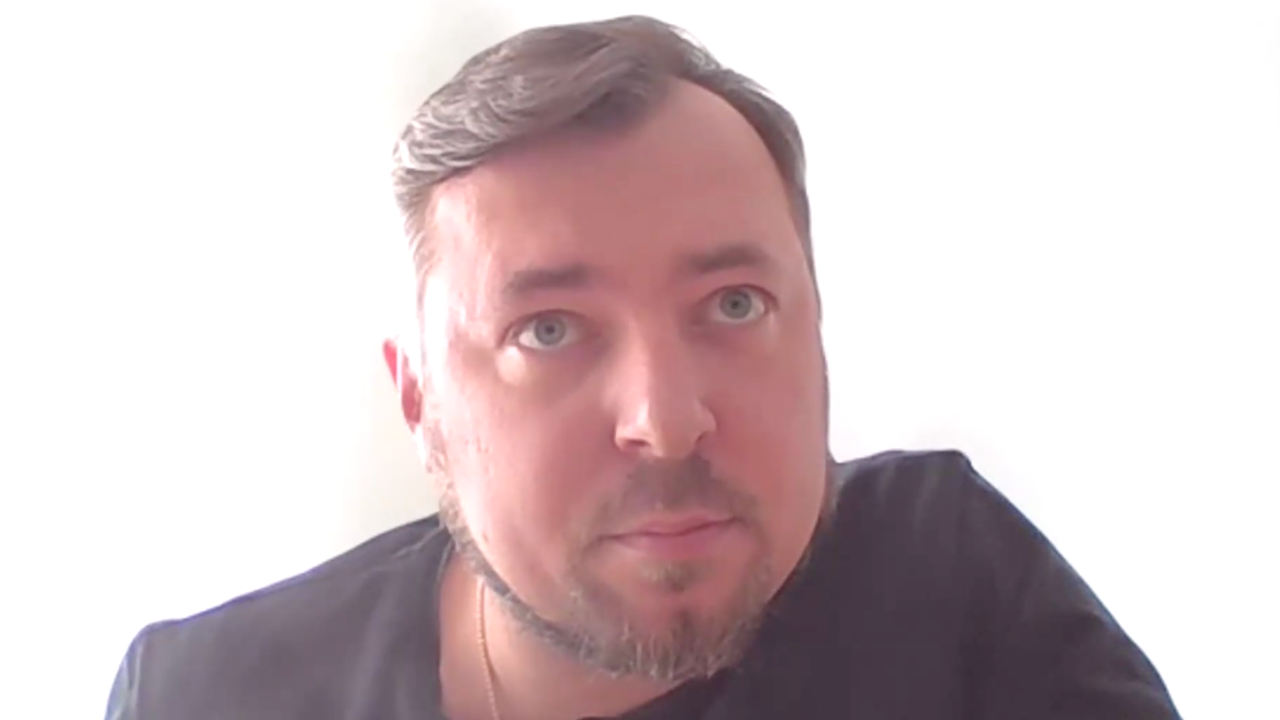 Muškarac u crnoj košulji