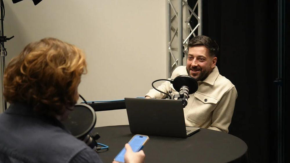 Tim podkasta BBC-ja na ruskom snima epizodu u BBC studiju u Rigi