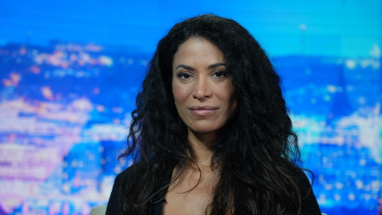 lisa filips jedna od epstinovih žrtava, žena crne kovrdćave kose gleda u kameru