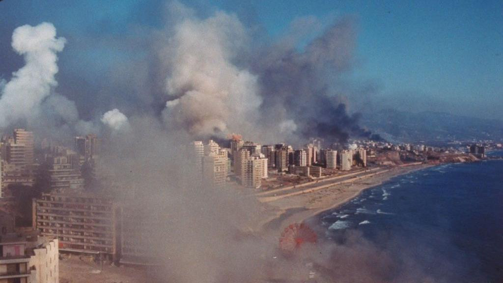 Panorama libanske obale sa dimom koji se diže iz grada tokom bombardovanja tokom arapsko-izraelskog rata 1982. godine. 
