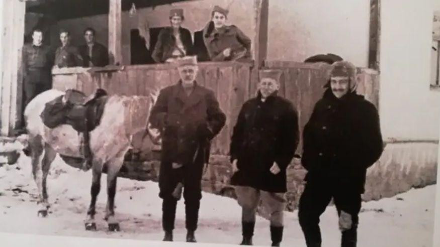 Britanski oficiri u seljačkim odelima
