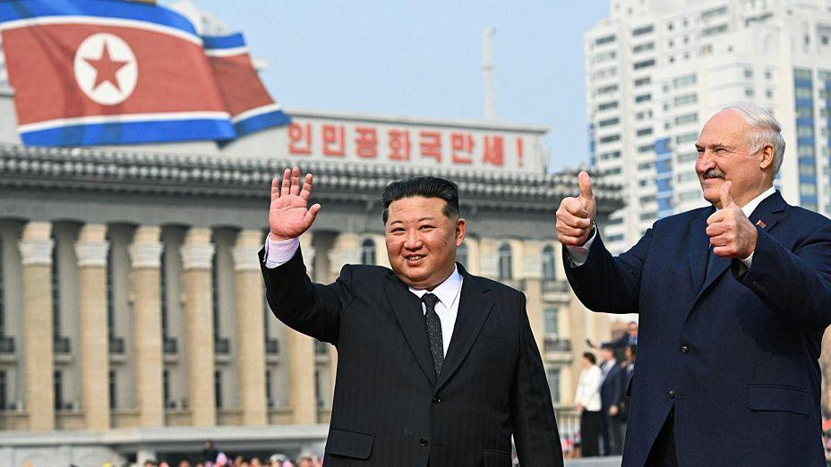 Lukašenko i Kim Džong Un mašu okupljenjima na trgu u Pojngangu