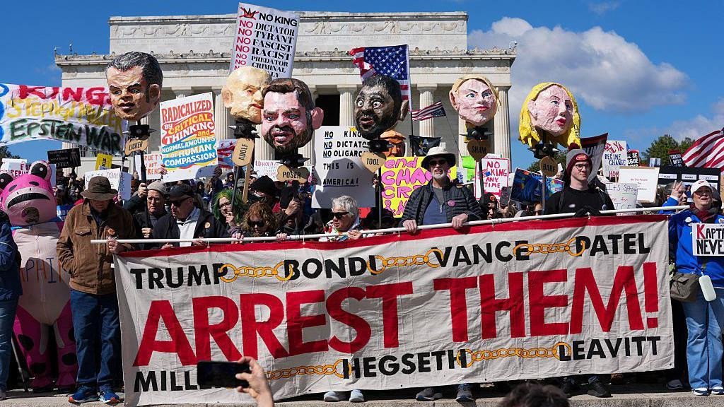 demonstranti nose lutke sa likovima Trampa, Vensa i drugih zvaničnika