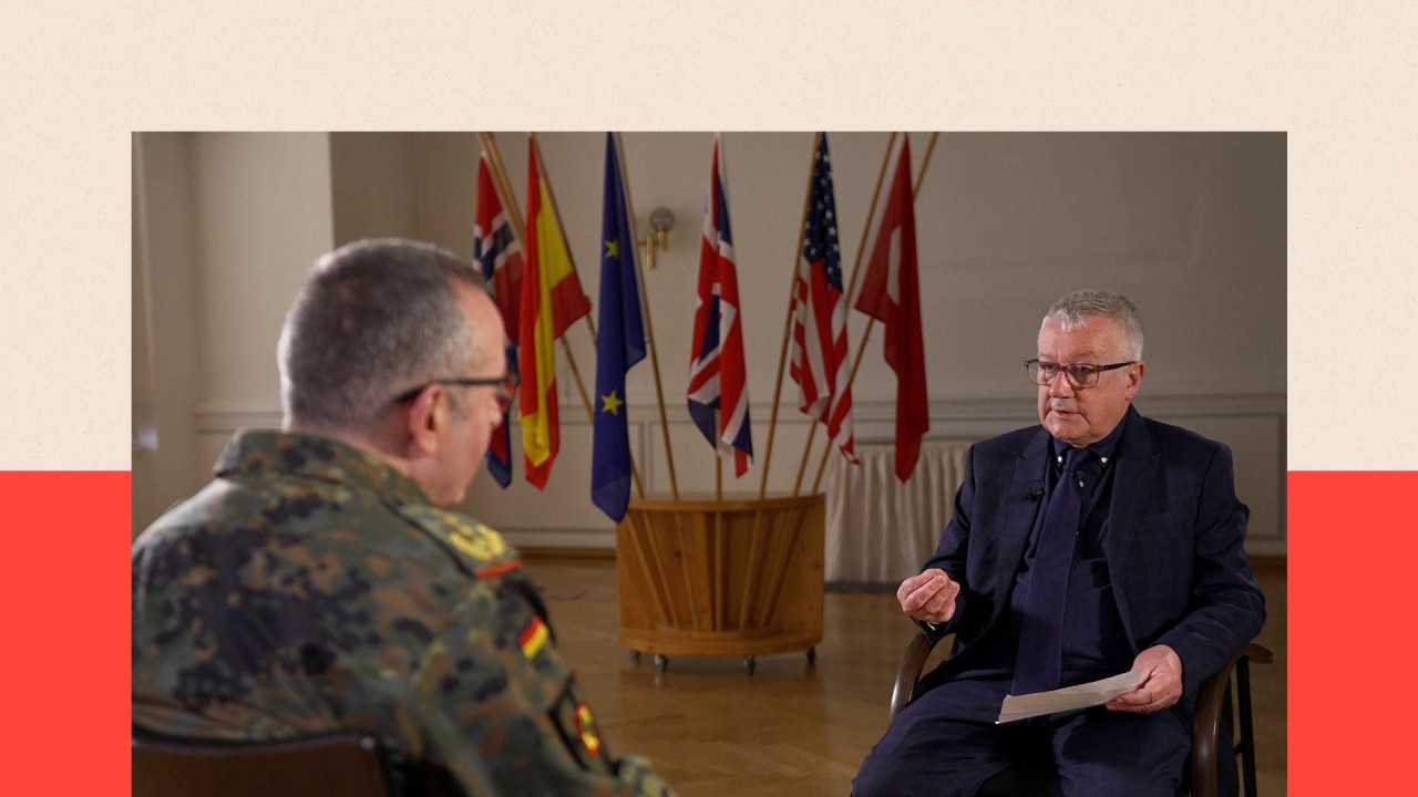 General Karsten Brojer u vojnoj uniformi razgovara sa Alenom Litlom 