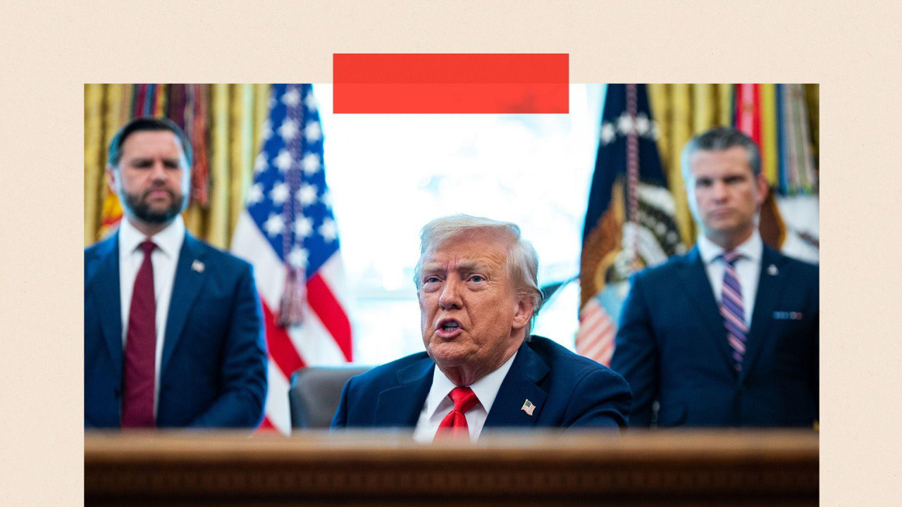 Donald Tramp, sa njegove desne strane potpredsednik Vens a sa leve ministar odbrane 