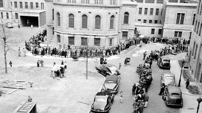 Dugi redovi ljudi koji čekaju da budu vakcinisani protiv velikih boginja kad je pojavio mali broj slučajeva u Njujorku 1947. godine