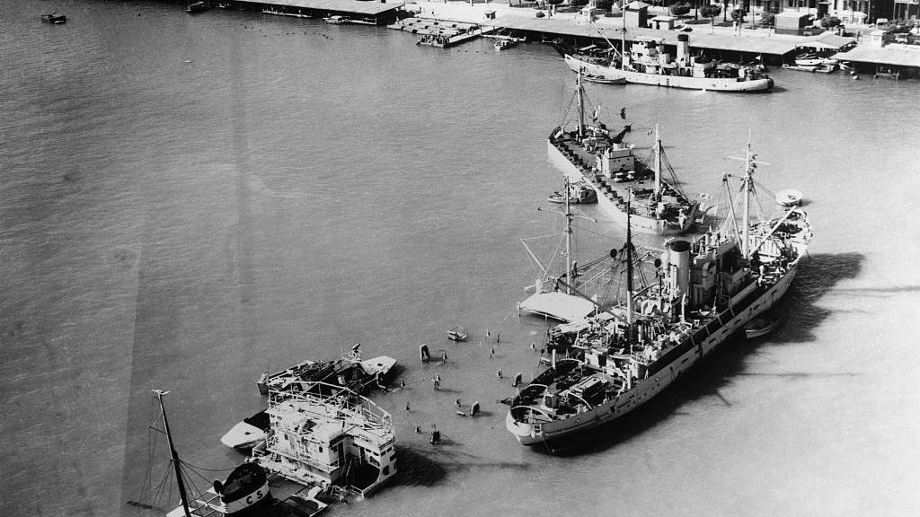 Suecka kriza. Pogled iz vazduha, brodovi za spasavanje koji su potopljeni na ulazu u Suecki kanal kod Port Saida. Krajnje desno je jedan od brodova za spasavanje koji je već angažovan na čišćenju kanala.
