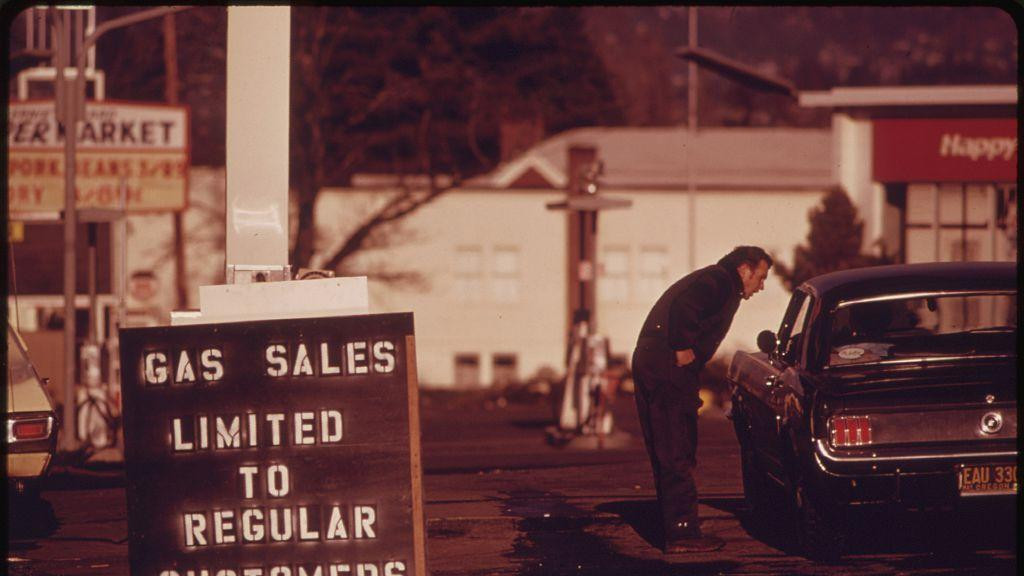 Slika bilborda ispred benzinske pumpe u SAD tokom naftne krize 1973. godine, na kojem piše „Prodaja goriva ograničena na redovne kupce“. 