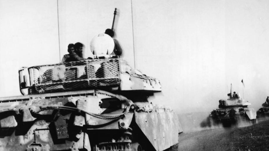 Blago zamućena crno-bela fotografija jordanskih tenkova Centurion britanske proizvodnje koji stižu na Golansku visoravan kako bi podržali Sirijce tokom Jomkipurskog rata.