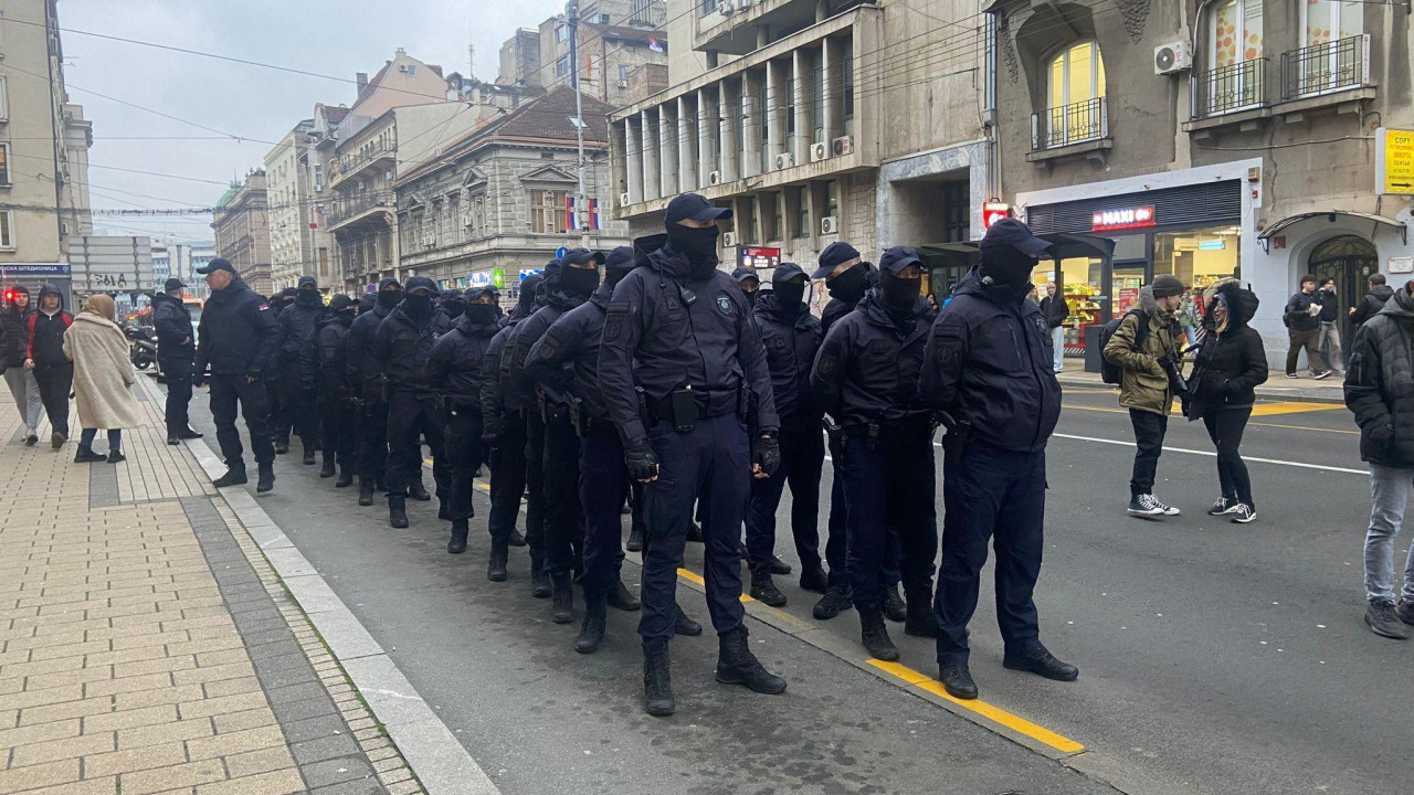Policajci pod maskama u jedinici na ulici ispred Filozofskog fakulteta