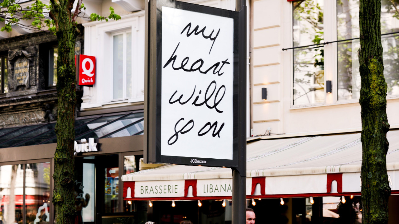 Bilbord sa natpisom „My Heart Will Go On“