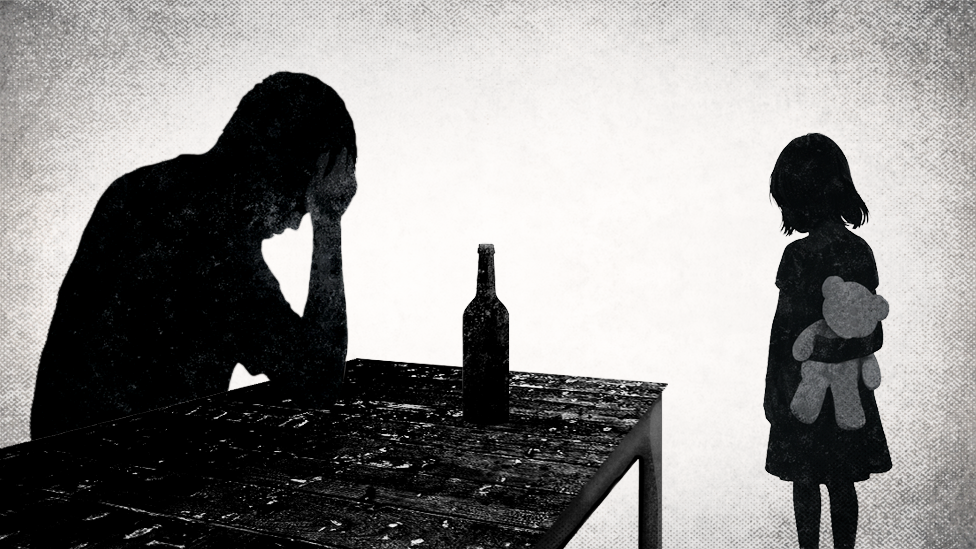 
                    Ilustracija u sivim i crnim tonovima, silueta muškarca naslonjenog rukom na sto i pored njega je flaša, sa desne strane silueta devojčice okrenute leđima, ima igračku pli