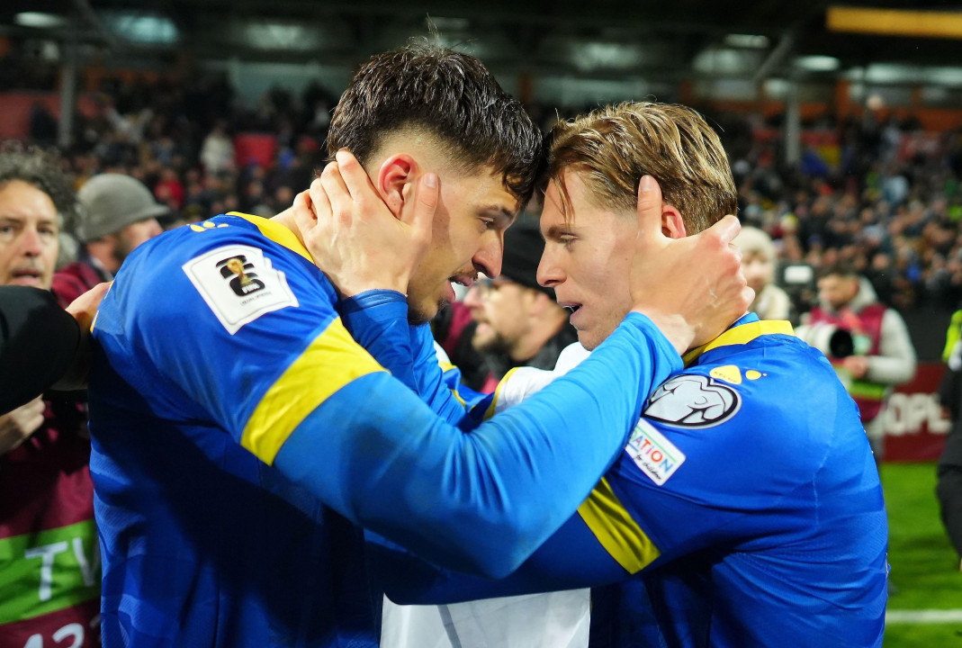 Dva fudbalera se grle