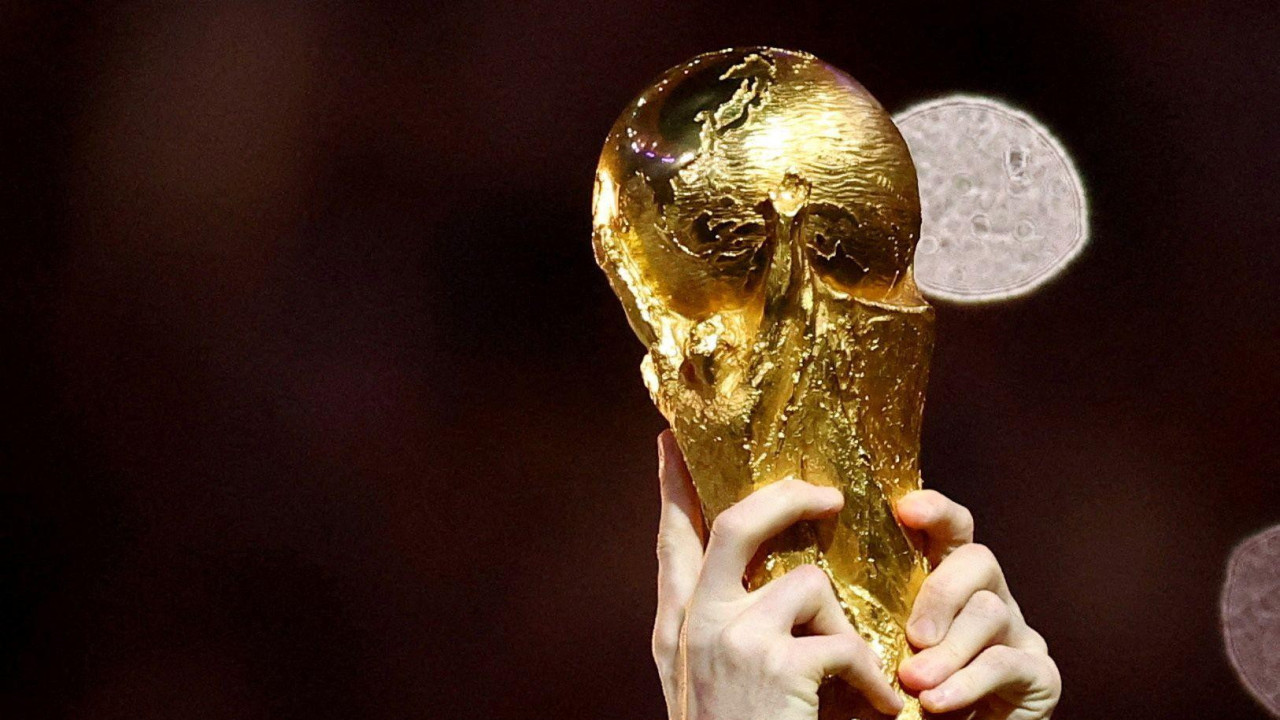 svetsko prvenstvo u fudbalu, trofej za svetsko prvenstvo, mesi drži trofej za svetsko prvenstvo, mesi podigao trofej za pobednika svetskog prvenstva, ruke mesija kako drže trofej