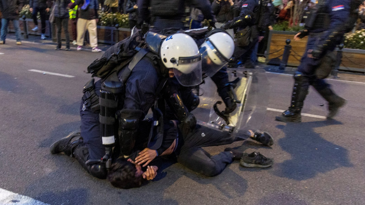 Policija hapsi mladića koji leži na ulici