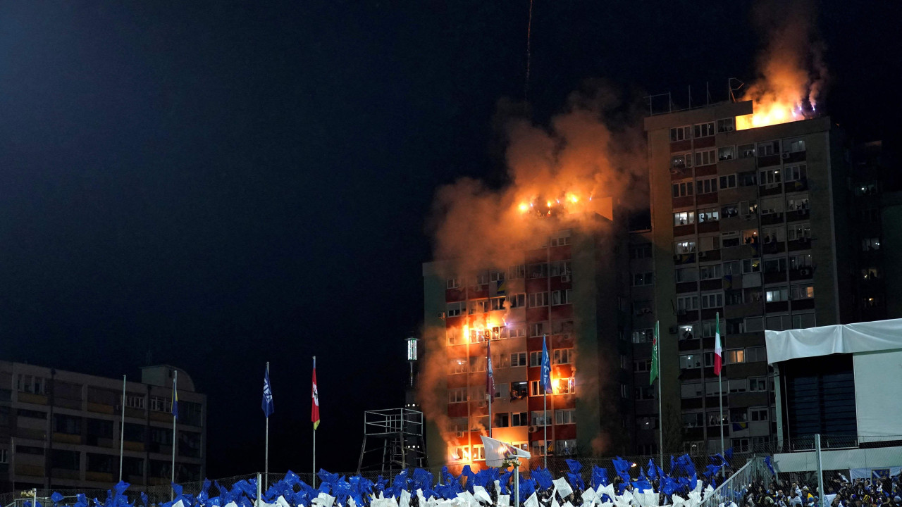 Baklje na soliterima pored stadiona