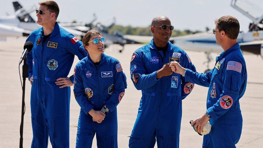 
                    posada artemisa dva, artemida dva, nasina svemirska posada, svemirska posada koja leti ka mesecu, članovi posade Artemis Dva: Džeremi Hansen, Kristina Koh, Viktor Glover 