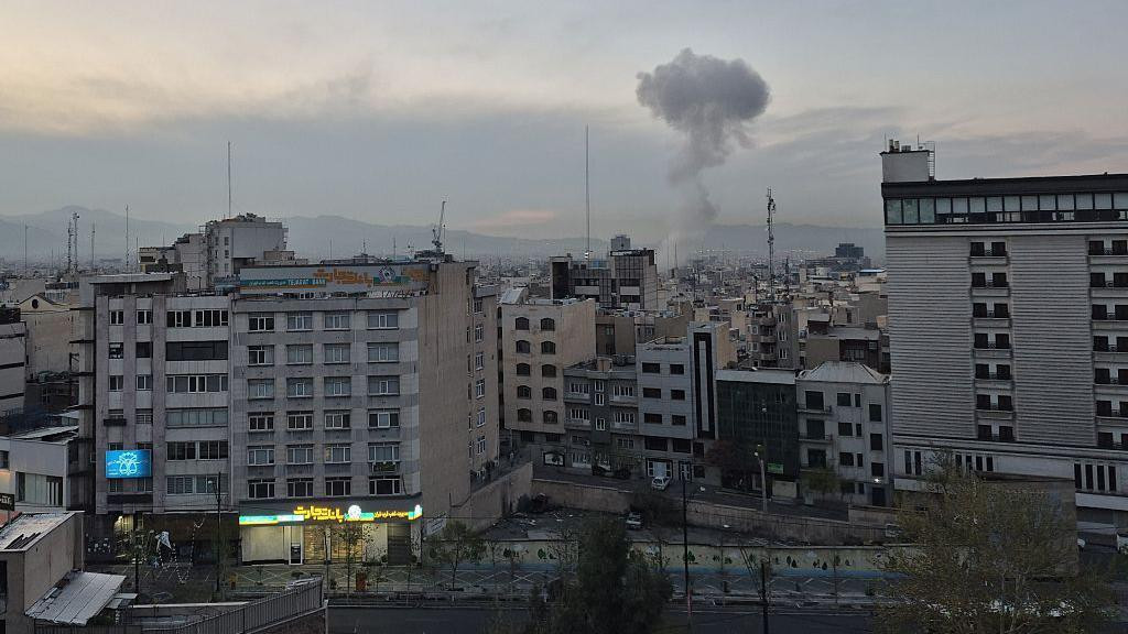 Dim se diže od eksplozija koje su pogodile zgrade u Teheranu, Iran, 1. aprila 2026.   