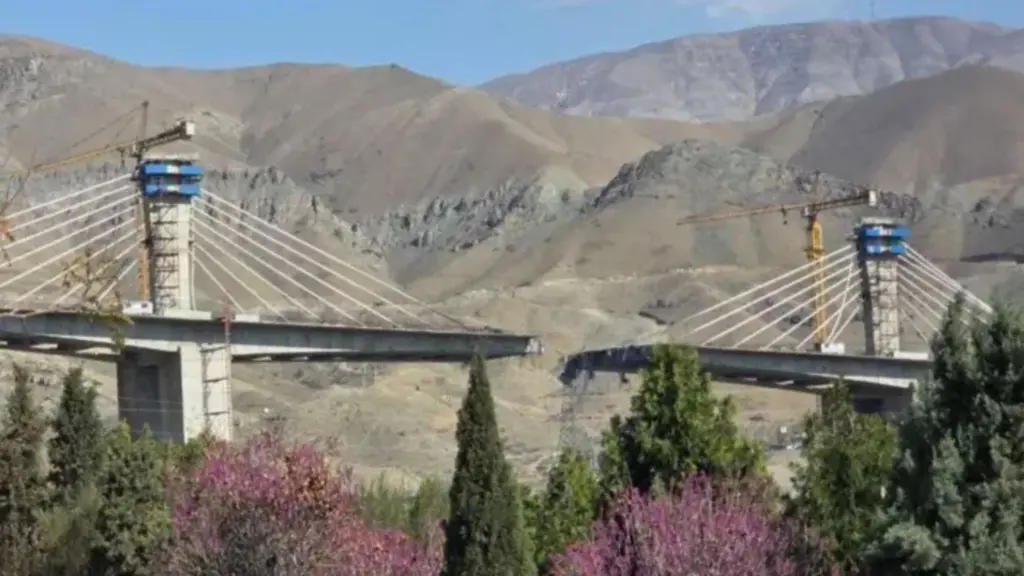 Поврежденный мост в Иране