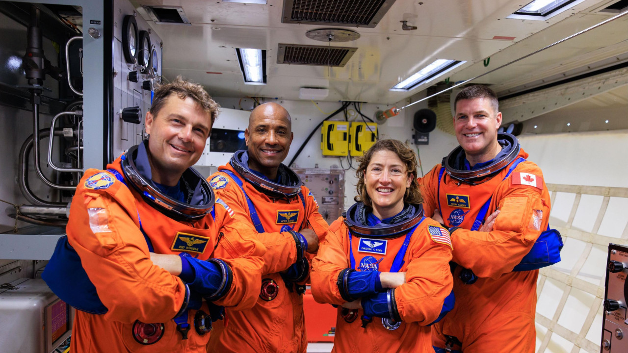 četvoro astronauta u narandžastim odelima, posada artemisa dva, komandant Rid Vajzman, pilot Viktor Dž. Glover i specijalisti misije Kristina Koh i Džeremi Hansen
