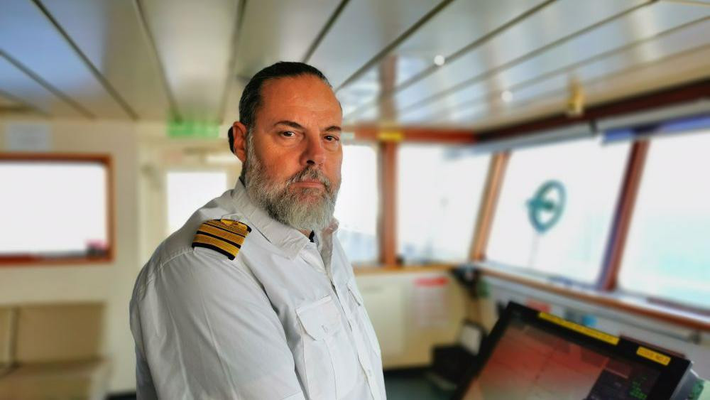 kapetan broda Srđan Janković na kontrolnom mostu