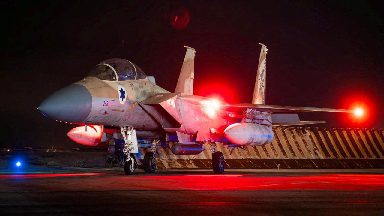 avion tokom mraka na pisti