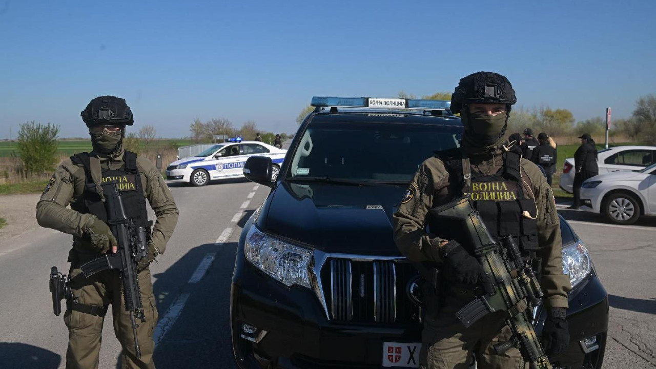 Vojna policija pod punom opremom sa puškama u rukama, na cesti stoji ispred automobila