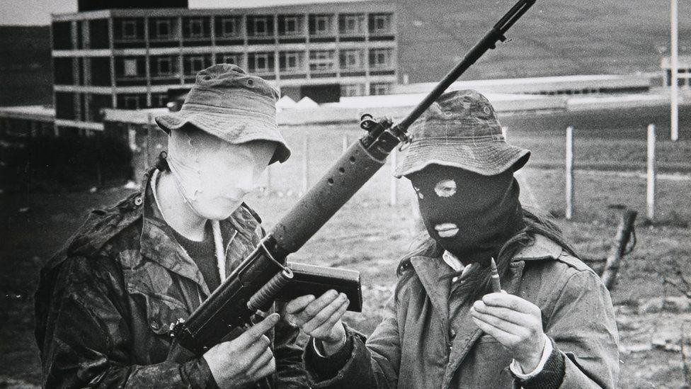 pripadnici IRA pod maskama