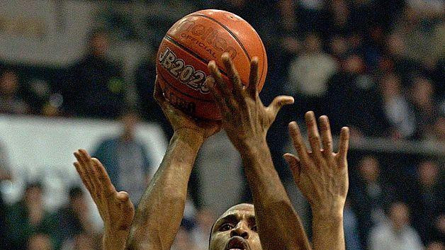 Frederik Haus šutira na utakmici Evrolige protiv italijanske Lotomatike