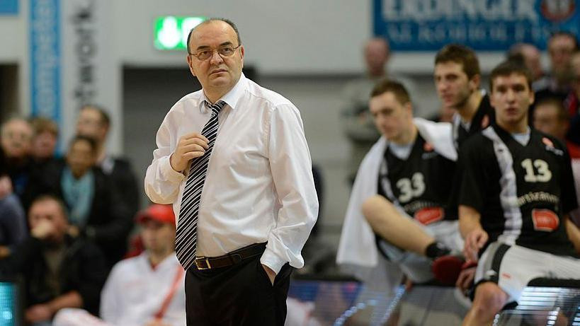 Duško Vujošević kao trener Partizana u sezoni 2012/13, u pozadini su Danilo Anđušić, Marko Čakarević i Bogdan Bogdanović