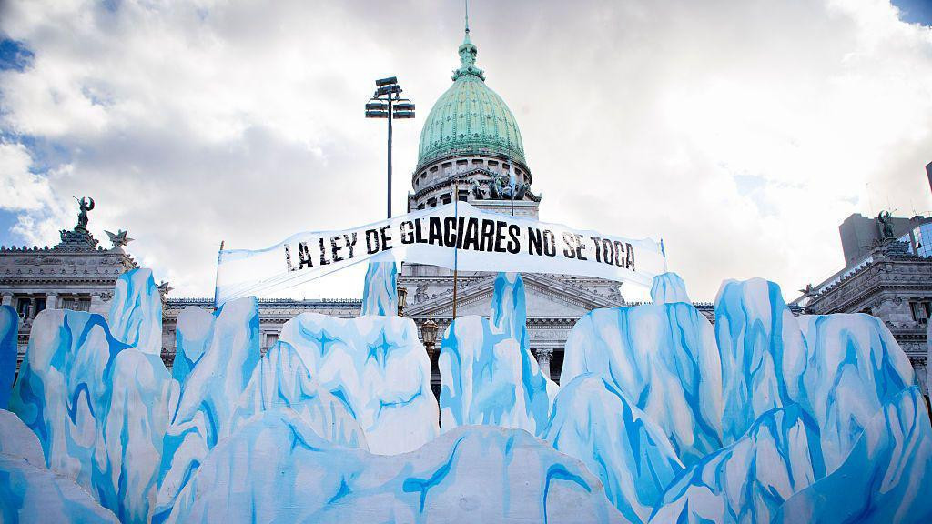 kartoni u obliku glečera ispred kongresa u Argentini 