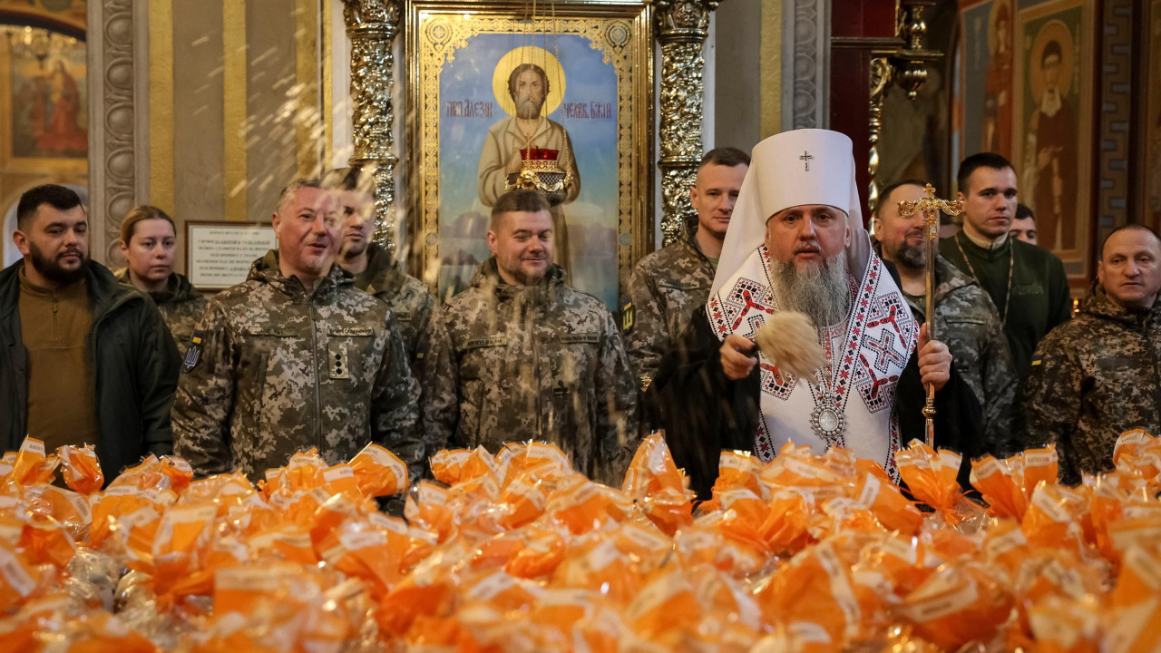 Ukrajinski mitropolit Epifanija prska svetom vodicom uskršnje kolače koji će biti odneti ukrajinskim vojnicima na borbenim linijama tokom liturgije za Uskrs 9. aprila 2026.