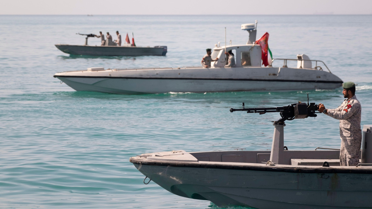 iranski pripadnici mornarice, naoružani na gliserima u Persijskom zalivu, blizu Ormuskog moreuza 