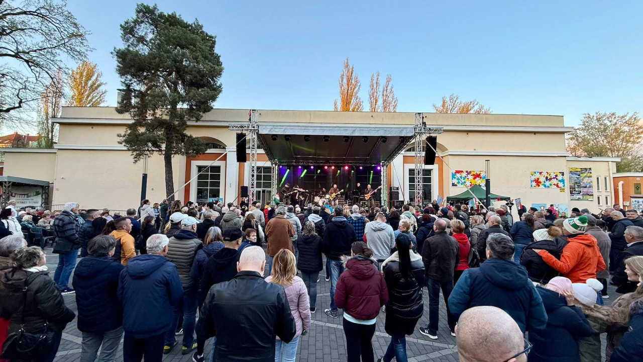 Skup pristalica Viktora Orbana i njegove Fides partije u Budimpešti