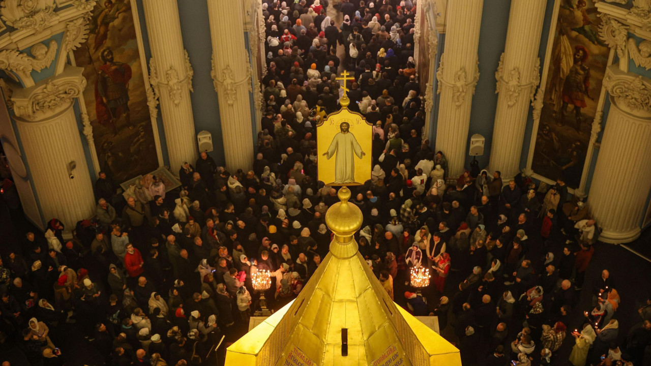 Vernici prisustvuju službi u Rusiji