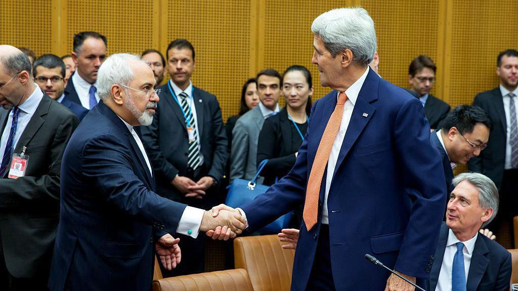 Ministar spoljnih poslova Irana Džavad Zarif (levo) i američki državni sekretar Džon Keri tokom poslednje runde pregovora 14. jula 2015. u Beču, u Austriji