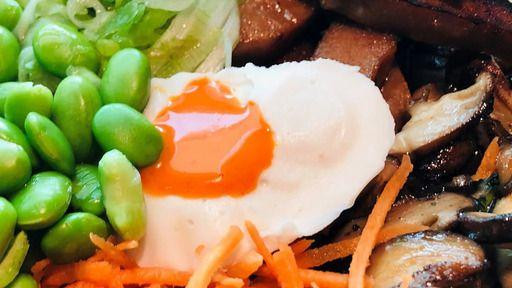 Edamame, jaje na oko i seckano povrće