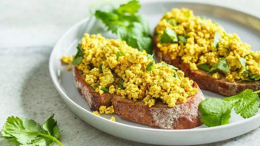 veganska kajgana na hlebu