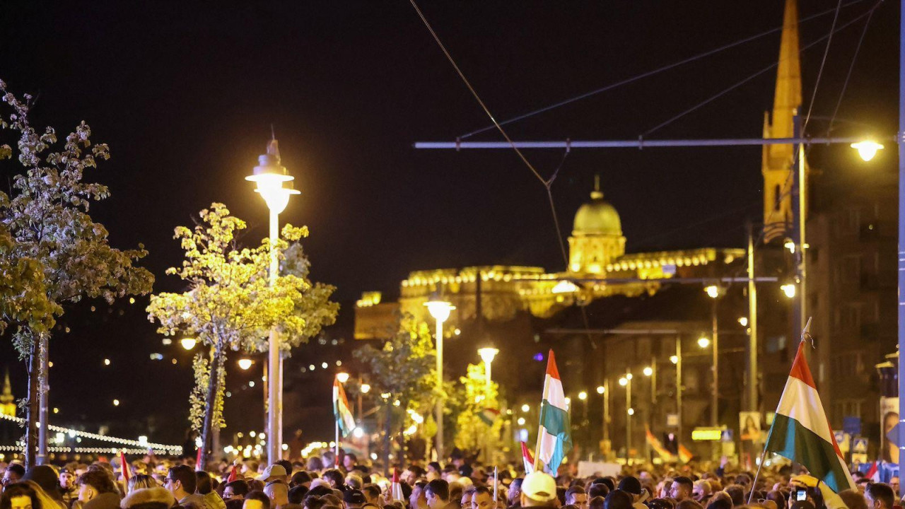 Pristalice opozicije okupljaju se u Budimpešti posle zatvaranja biračkih mesta 12. aprila 2026.