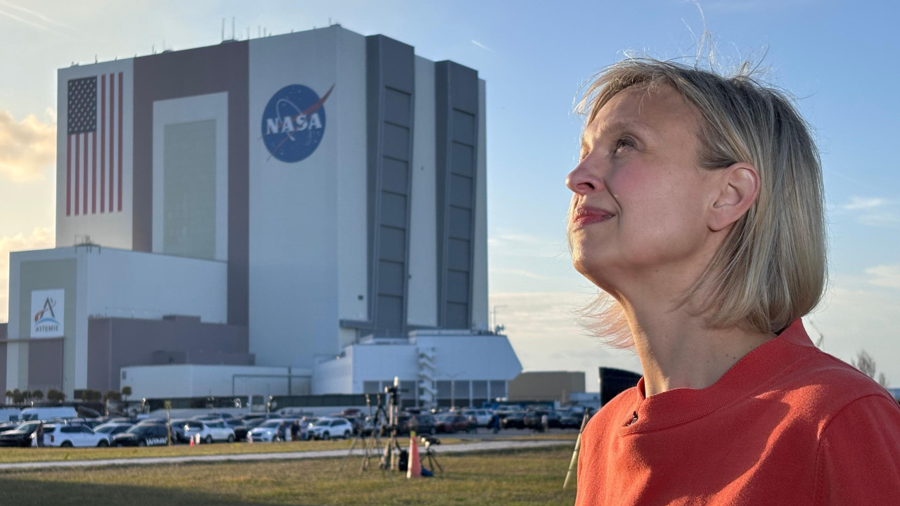 Rebeka Morel nedaleko od zgrade kontrole misije Američke svemirske agencije (NASA)
