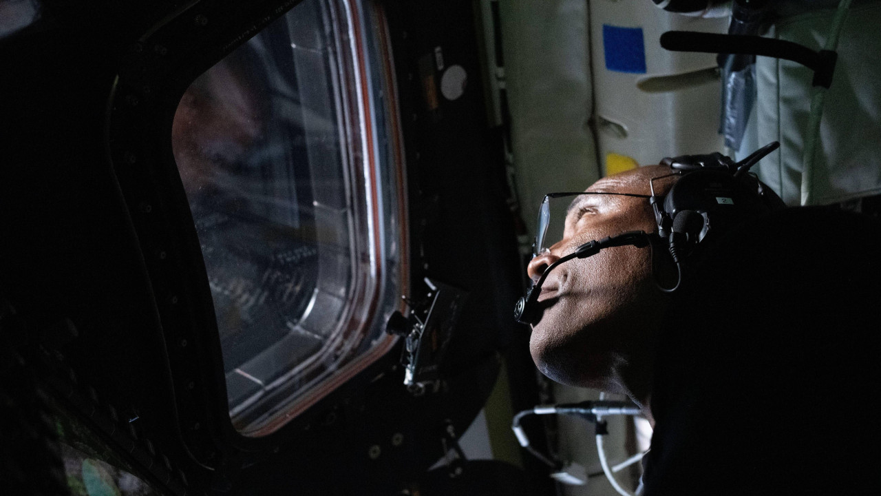 Pilot Viktor Glover gleda kroz letelicu