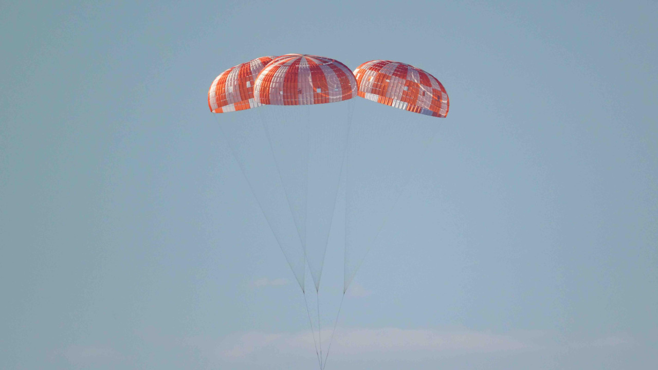 Tri šarena padobrana se približavaju vodama Pacifika