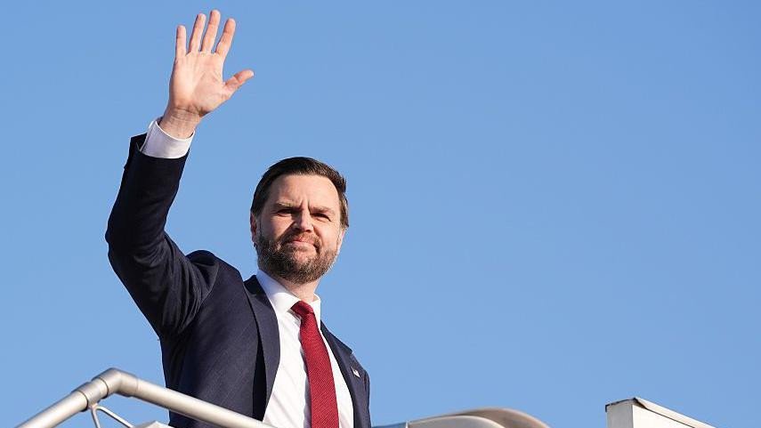 Potpredsednik Džej Di Vens maše